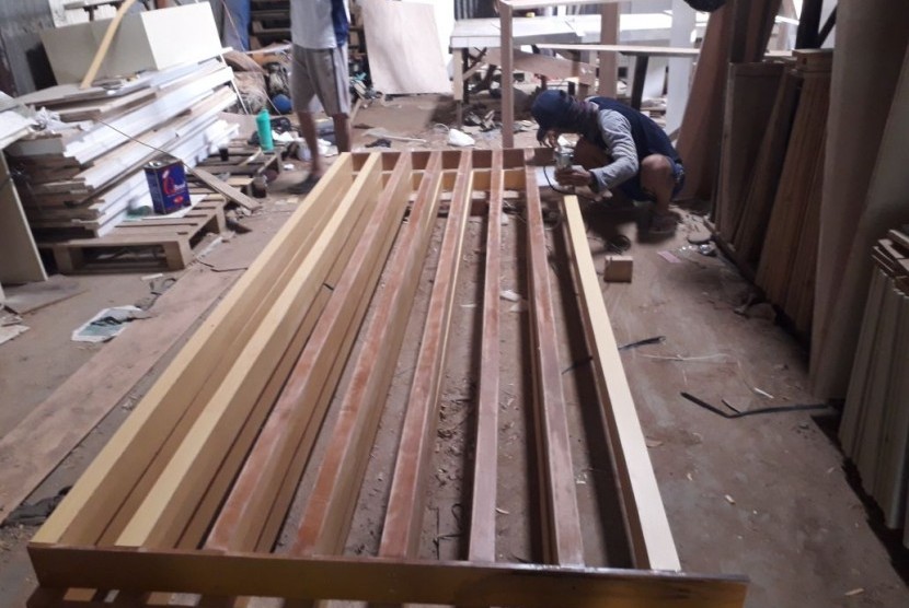 Pengawetan kayu dengan laturan boron merupakan metoda terbaik.