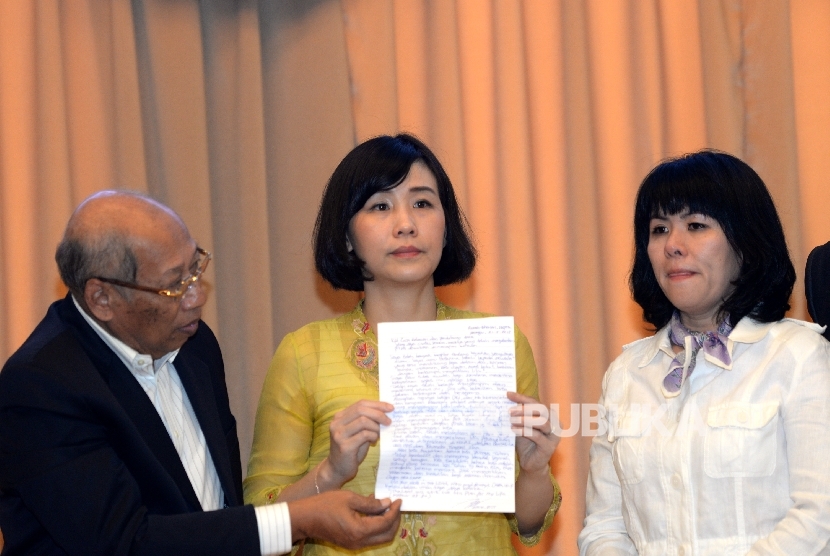 pengcara I Wayan Sudirta dan Fifi Letty Indra (dari kiri) menunjukan surat Ahok saat konferensi pers mengenai pengajuan banding atas putusan hakim, di Jakarta, Selasa (23/5).
