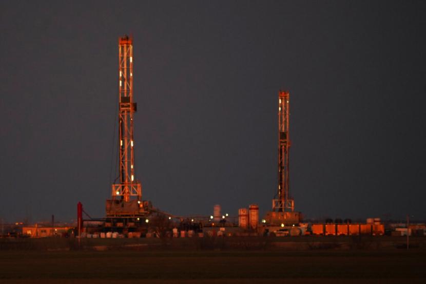Pengeboran minyak di Oklahoma, Amerika Serikat, Senin (7/3/2022). Amerika Serikat (AS) sedang mewacanakan penerapan larangan impor minyak dari Rusia.