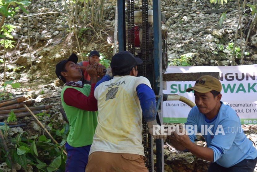 Pengeboran sumur wakaf yang dilakukan Global Wakaf dan Aksi Cepat  Tanggap (ACT) DIY di Dusun Dringo, Desa Girijati, Kecamatan Purwosari,  Kabupaten Gunungkidul, DIY, Jumat (30/11) lalu. 