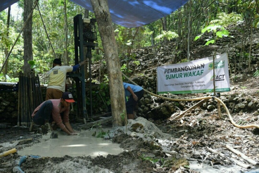 Pengeboran sumur wakaf yang dilakukan Global Wakaf dan Aksi Cepat  Tanggap (ACT) DIY di Dusun Dringo, Desa Girijati, Kecamatan Purwosari,  Kabupaten Gunungkidul, DIY, Jumat (30/11) lalu. 