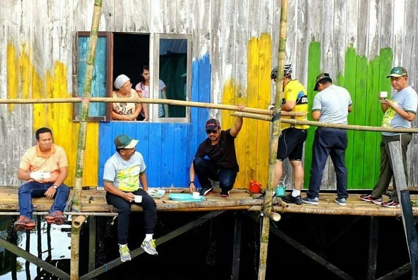 Pengecatan kampung warna-warni Teluk Seribu oleh masyarakat dan komunitas seniman lokal