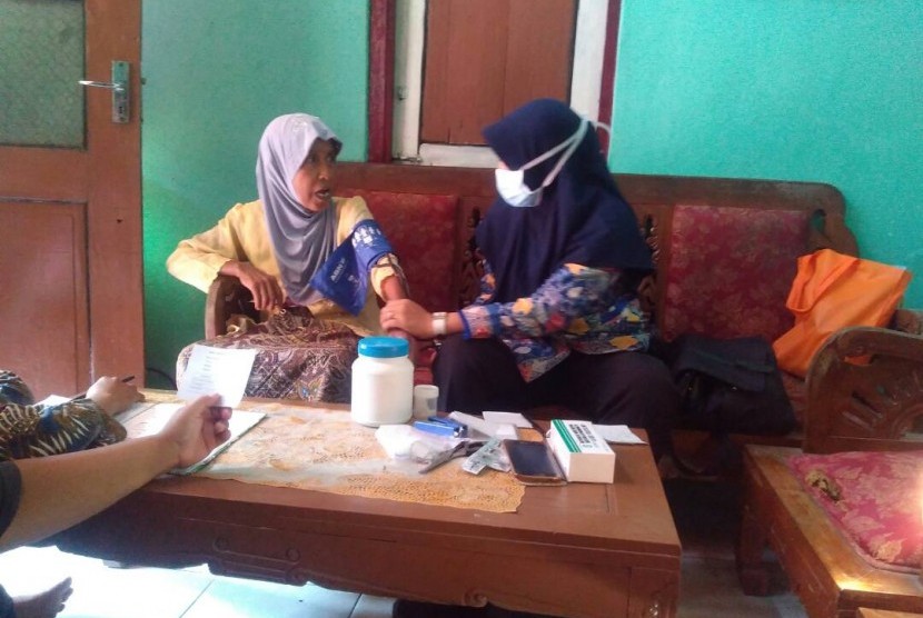 Pengecekan gula darah oleh relawan Rumah Zakat