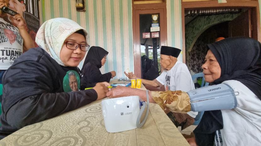 Pengecekan kesehatan gratis dan pembagian vitamin gratis kepada warga yang berada di  Kampung Ranji RT.003/RW.006 Gg. Vulkanin, Desa Teluk Pinang, Kecamatan Ciawi, Kabupaten Bogor, Jawa Barat.