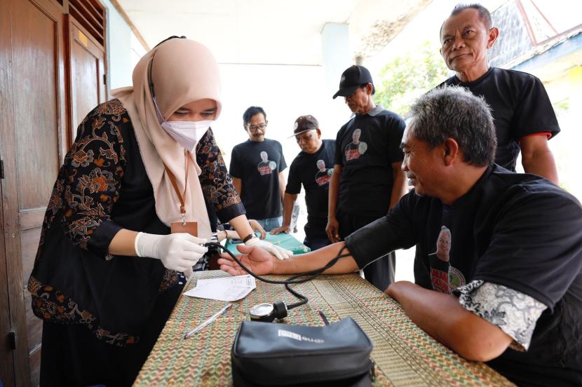 Pengecekan kesehatan gratis untuk warga di Desa Ngunut, Kecamatan Jumantono, Kabupaten Karanganyar, Jawa Tengah. 
