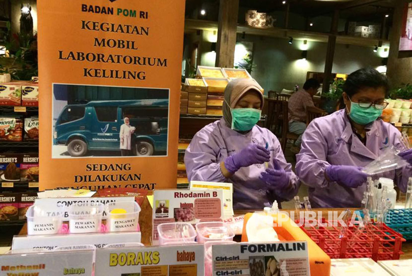 Pengecekan sampel oleh BPOM di salah satu supermarket Kemang, Jakarta Selatan, Selasa (16/5) siang.