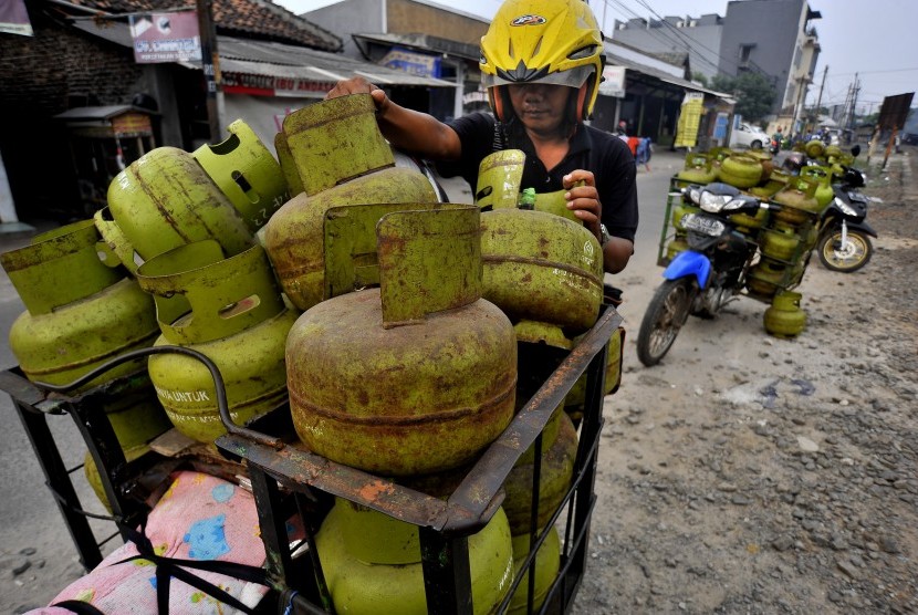 Pengecer menumpuk tabung gas LPG ukuran 3 kilogram untuk didistribusikan kepada para pedagang kuliner di Alun-alun Serang, Banten, Kamis (12/7).