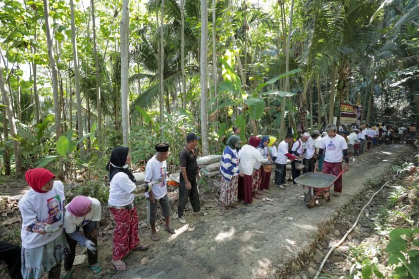 Pengecoran jalan beton yang merupakan akses jalan untuk para Kelompok Usaha Bersama (KUB) Nelayan Sepang yang terletak di Kampung Cikadu, Desa Cipanas, Kecamatan Cipatujah, Tasikmalaya. 