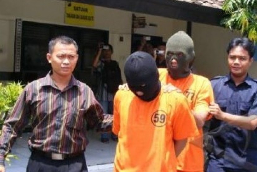 Pengedar narkoba yang ditangkap aparat keamanan (ilustrasi)