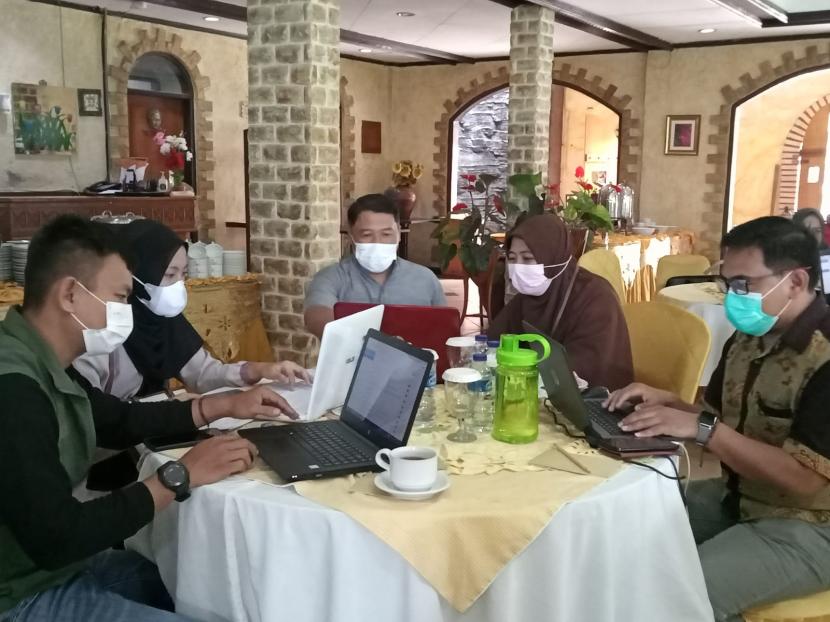 Pengelola arsip di sejumlah dinas di Kota Sukabumi mengikuti ujicoba memasukkan arsip ke aplikasi Srikandi di Hotel Taman Sari Kota Sukabumi, Jumat (18/3/2022) 