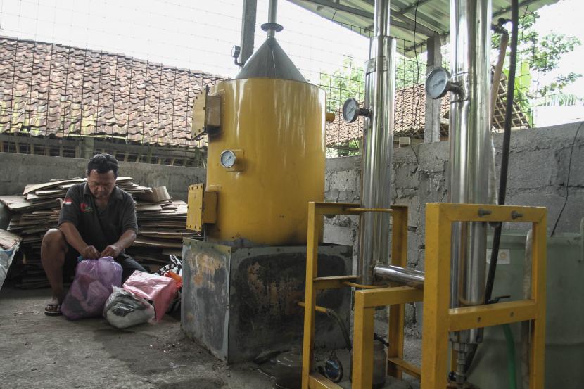 Pengelola Bank Sampah Gerakan Pembangunan Peduli Lingkungan Hidup (Gerbang Pilah) Suratno (57) memilah sampah plastik di Dusun Siten, Sumbermulyo, Bambanglipuro, Bantul, DI Yogyakarta. 