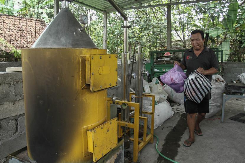 Pengelola bank sampah memilah sampah plastik (ilustrasi). Pemerintah Kota Makassar berharap unit-unit bank sampah di setiap kecamatan bisa menjadi alternatif dalam pengelolaan persampahan di kota tersebut.