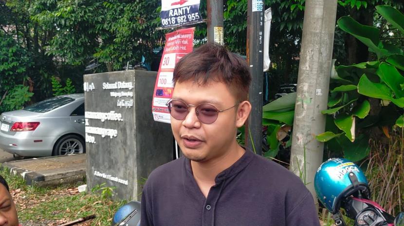 Pengelola kafe Mamang Coffee, Irvan, diwawancara terkait hoaks pesta gay di kafe tersebut, Kamis (16/2/2023). 