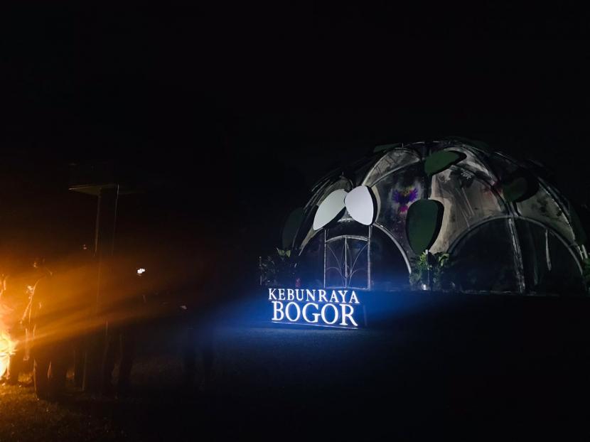 Pengelola Kebun Raya Bogor, PT Mitra Natura Raya (MNR) mengajak awak media menyaksikan konsep wisata Glow pada Kamis (30/10) malam WIB. 