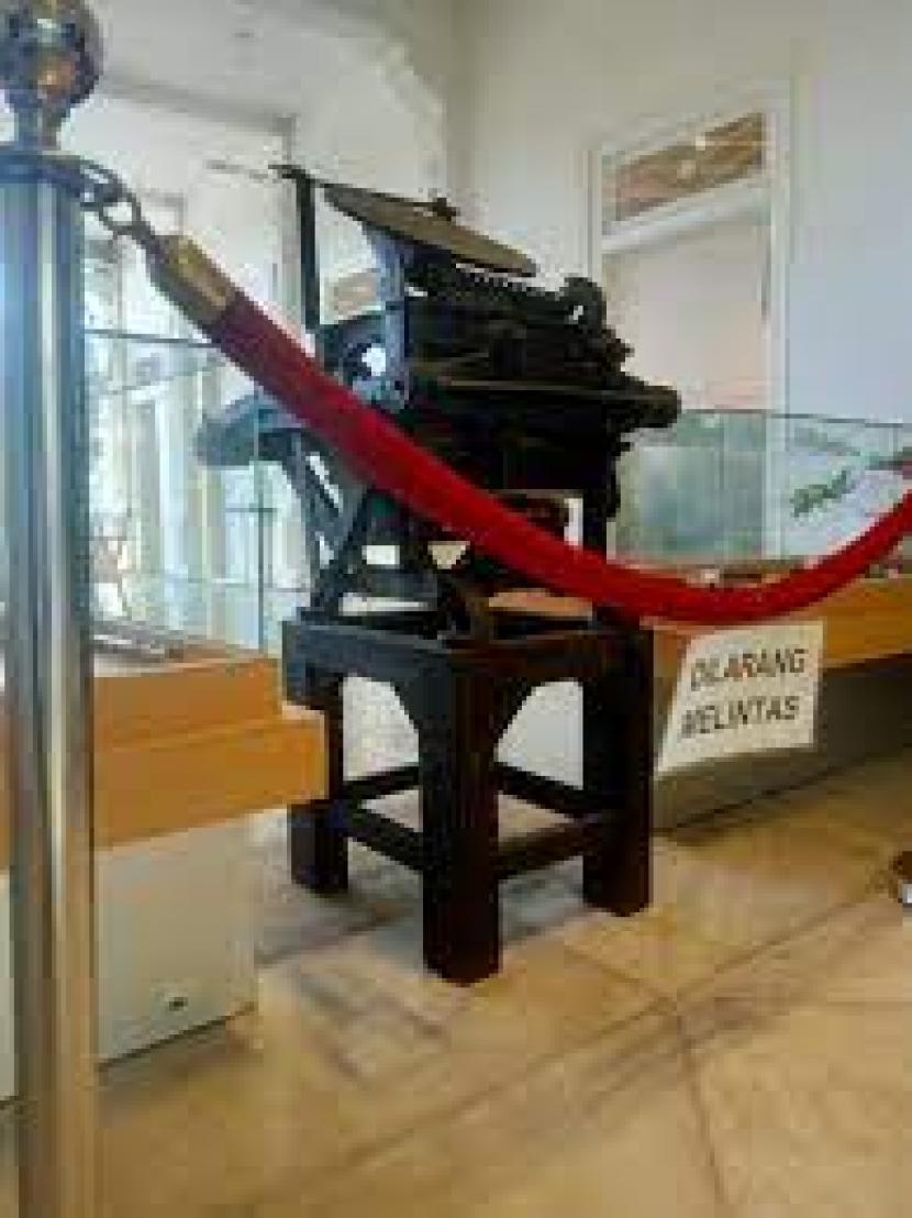 Pengelola Museum Pendidikan Surabaya akhirnya meralat tahun pembuatan mesin handpress peninggalan KH Ahmad Dahlan yang menjadi salah satu koleksinya. Tahun Pembuatan Mesin Handpress KH Ahmad Dahlan Diralat