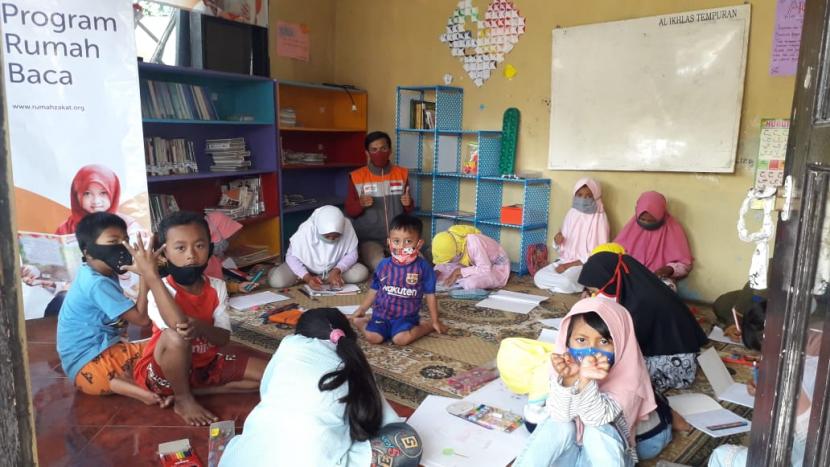 Pengelola rumah baca Educita di Dusun Tempuran, Kecamatan Kkaloran mengadakan lomba menggambar dan mewarnai yang berlangsung di gedungTaman Baca Educita, Senin (20/7) lalu.