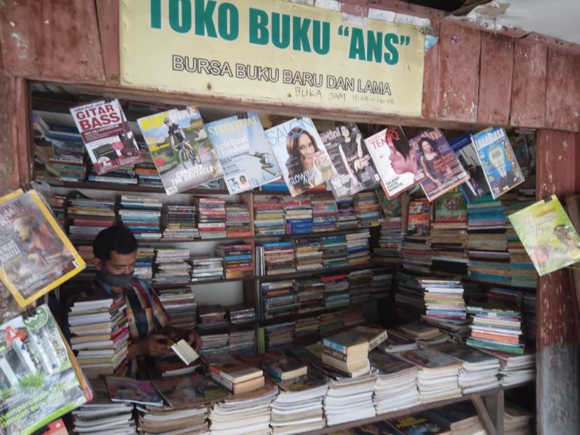 Pengelola Toko Buku ANS Purwokerto sedang melayani pembeli.