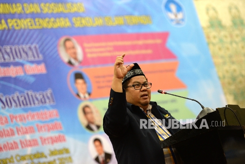 Ketua Umum Jaringan Sekolah Islam Terpadu (JSIT) Sukro Muhab memberikan sambutan saat pembukaan seminar dan sosialisi penduan pengelolaan lembaga penyelenggara sekolah islam terpadu di Jakarta, Jumat (5/2).