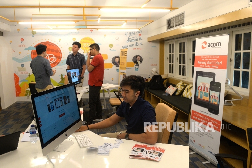 Pengembang aplikasi melayani kunjungan pegiat UMKM saat peluncuran platform startupberbagi.com di Mandiri Inkubator Bisnis, Jakarta, Jumat (16/12). 