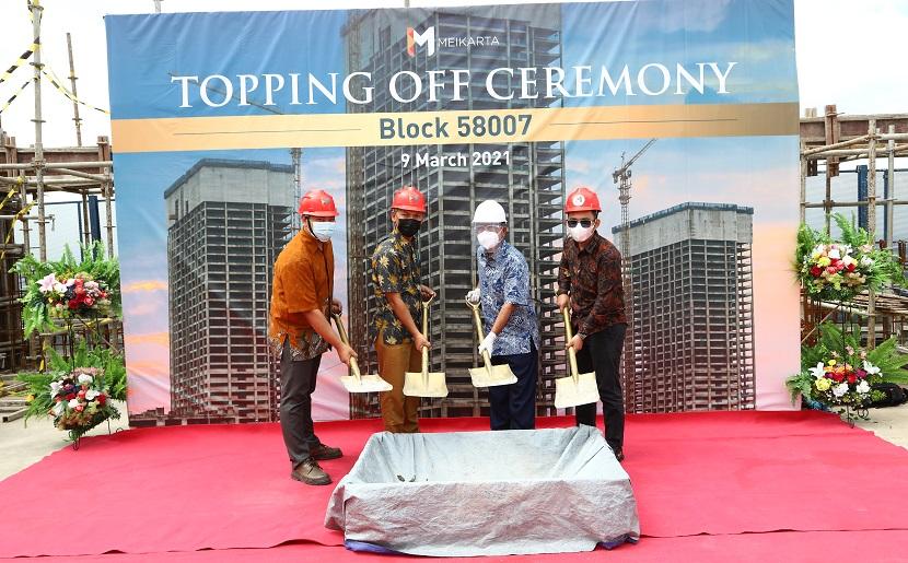 Pengembang Kota Meikarta, PT Mahkota Sentosa Utama, menambah satu lagi menara apartemen yang memasuki proses penutupan atap atau topping off.