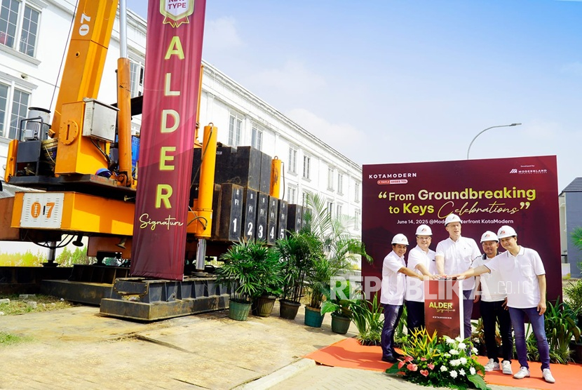 Pengembang properti PT Modernland Realty Tbk. menggelar tiga agenda penting secara bersamaan di kawasan township KotaModern, Tangerang, akhir pekan lalu. Kegiatan tersebut mencakup serah terima unit rumah kepada konsumen, peluncuran produk hunian terbaru Tipe Alder Signature, dan prosesi peletakan batu pertama sebagai tanda dimulainya pembangunan unit baru tersebut.