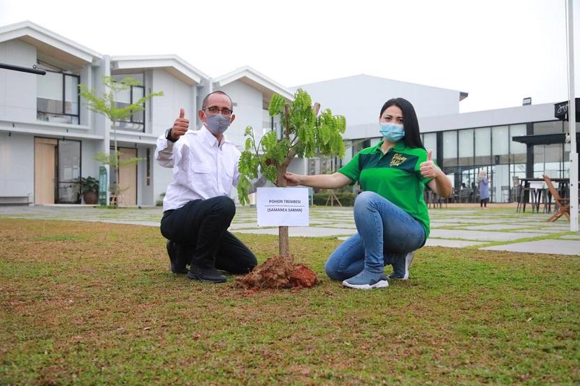 Pengembang proyek properti Rolling Hills Karawang (RHK) menanam ratusan pohon trembesi di area perumahan demi terciptanya lingkungan yang hijau.