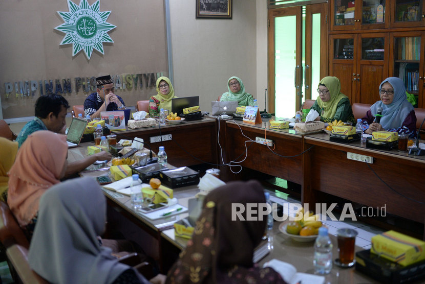 Pengembangan Dakwah Inklusi. Ketua Umum PP Aisyiyah, Nurjannah Johantini menyampaikan paparan saat diskusi tentang pengembangan dakwah inklusi di Kantor PP Aisyiah, Yogyakarta, Kamis (5/3).(Republika/Wihdan )