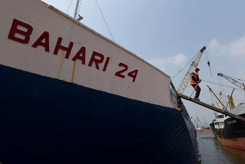 Pengembangan Industri Galangan Kapal-Seorang pekerja turun dari kapal yang melakukan proses bongkar muat di Kawasan Pelabuhan Sunda Kelapa, Jakarta, Selasa (30/6).