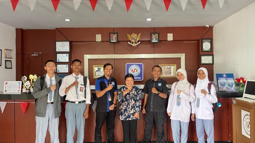 Pengembangan talenta digital menjadi fokus utama Universitas BSI (Bina Sarana Informatika) Kampus Pontianak dalam menyambut siswa On the Job Training (OJT) dari SMKN 7 Pontianak.