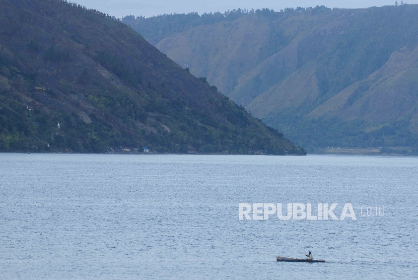 Pedagang sovenir khas Danau Toba menunggu wisatawan di Desa Wiata Tomok, Samosir, Sumatra Utara, Senin (22/8).