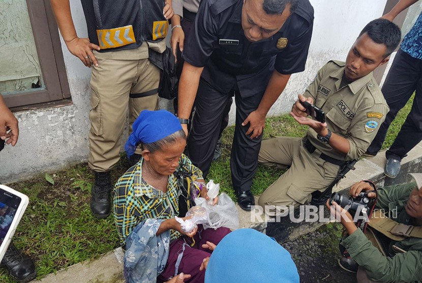 Satpol PP dan petugas gabungan melakukan razia pengemis yang memiliki uang puluhan juta (ilustrasi).