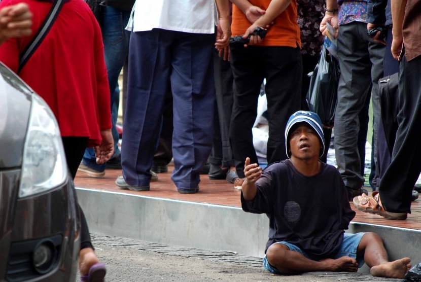 Pengemis di sudut jalan Jakarta.