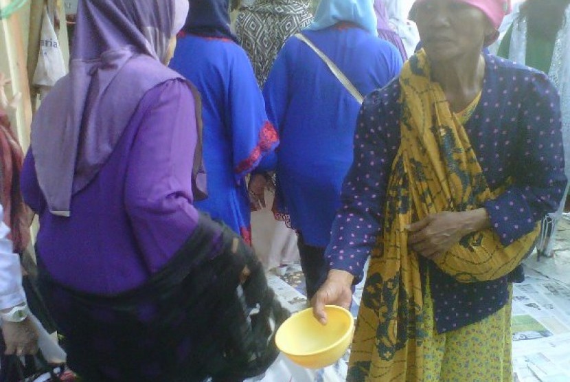 Pengemis ikut memadati pelaksanaan Shalat Idul Fitri di Masjid Agung Sunda Kelapa. Kamis (8/8)
