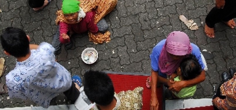 Pengemis meminta-minta kepada para jamaah usai shalat Jumat di Masjid Cut Muetia, Jakarta Pusat.