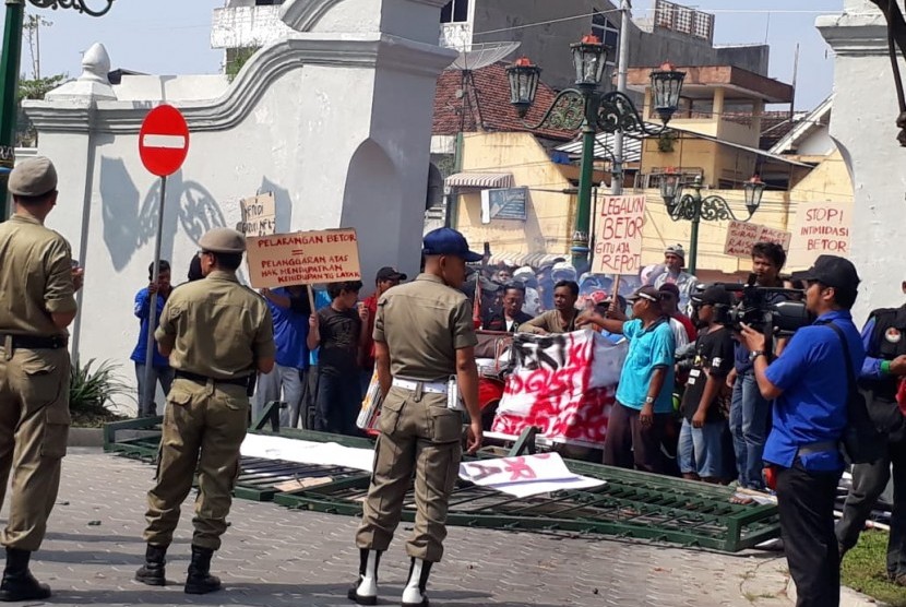 Pengemudi becak bentor melakukan aksi menuntut keadilan di depan  pintu gerbang kamtor gubernur diy di kepatihan .yogyakarta Senin (4/6) setelah merobohkan pintu gerbang masuk kepatihan  mereka baru mendapat kepastian untuk.diterima oleh Asisten Bidang Perekonomian dan Pembangunan Setda DIY Budi  Wibowo