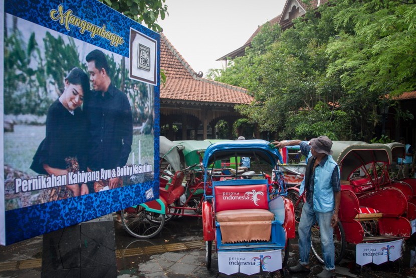 Pengemudi becak mencuci becak yang akan digunakan untuk mengantar tamu undangan pernikahan Kahiyang Ayu dan Bobby Nasution di Ngarsopuro, Solo, Jawa Tengah, Jumat (3/11). 