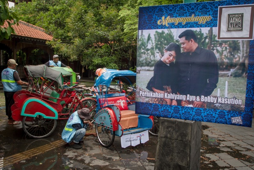 Pengemudi becak mencuci becak yang akan digunakan untuk mengantar tamu undangan pernikahan Kahiyang Ayu dan Bobby Nasution di Ngarsopuro, Solo, Jawa Tengah, Jumat (3/11).