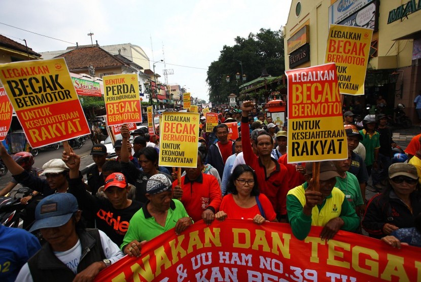 Pengemudi becak motor (bentor) yang tergabung dalam Front Persatuan Nasional Perjuangan Becak Motor Indonesia melakukan aksi unjuk rasa di Jalan Malioboro, DI Yogyakarta, Rabu (30/3).