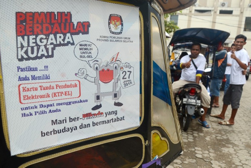 Pengemudi becak motor yang telah dipasangi stiker bersiap melakukan konvoi saat Sosialisasi Pilkada Serentak Pemilihan Gubernur Sulsel di Makassar, Sulawesi Selatan, Jumat (24/11).