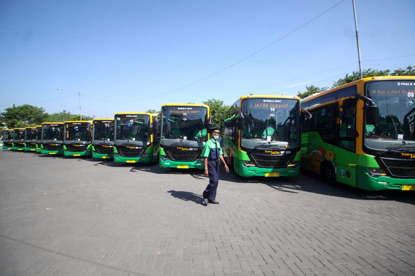 Pengemudi berjalan di depan armada bus TransJatim koridor Sidoarjo-Surabaya-Gresik.  