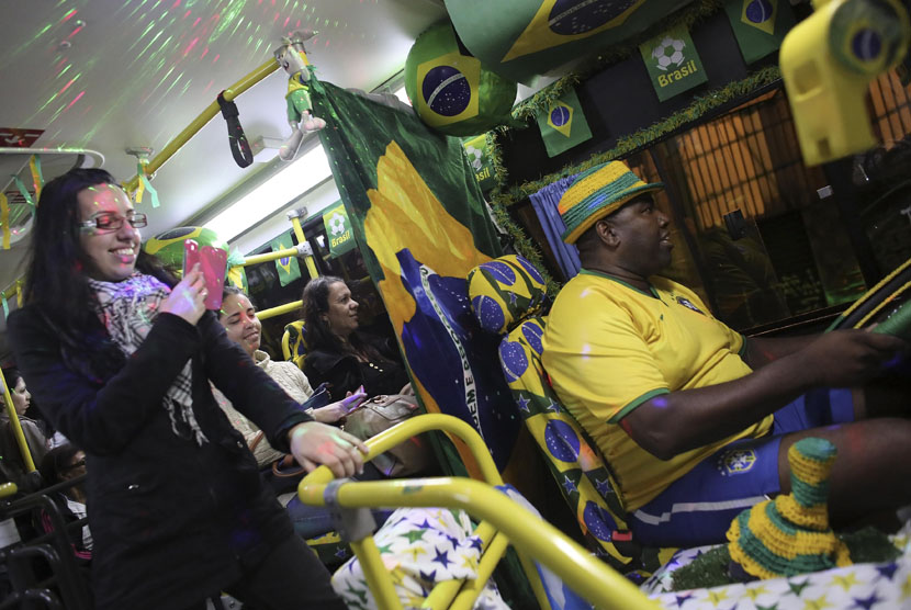 Pengemudi bus di Brasil, yang dikenal dengan sebutan 'Fumassa', mengendarai busnya dengan mengenakan jersey Timnas Brasil.