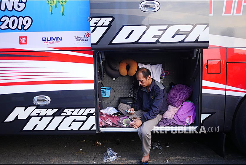 Pengemudi bus program Mudik Bareng IndiHome 2019 menunggu keberangkatan di dalam kabin bus yang menjadi kamarnya di Lapang Aldiron  Jakarta, Sabtu (1/6).