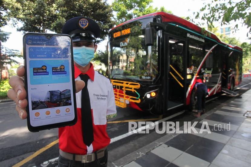 Pengemudi bus Trans Semanggi Suroboyo menunjukkan aplikasi Teman Bus saat peluncuran program Teman Bus di Surabaya, Jawa Timur. 