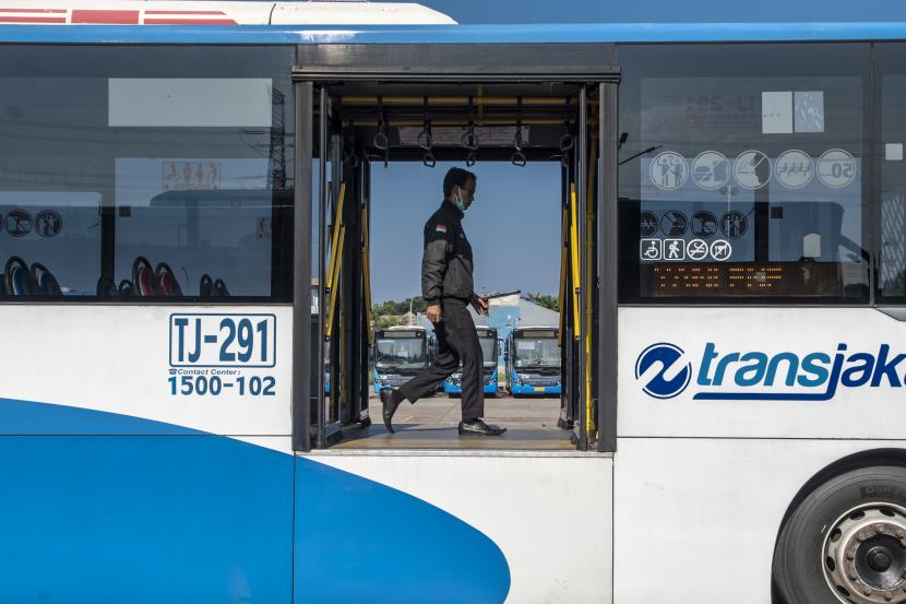 Pengemudi bus TransJakarta bersiap mengoperasikan kendarannya di Jakarta. Belakangan viral video seorang sopir TransJakarta dipukul pengendara mobil di Jakarta setelah mereka adu mulut. (ilustrasi)