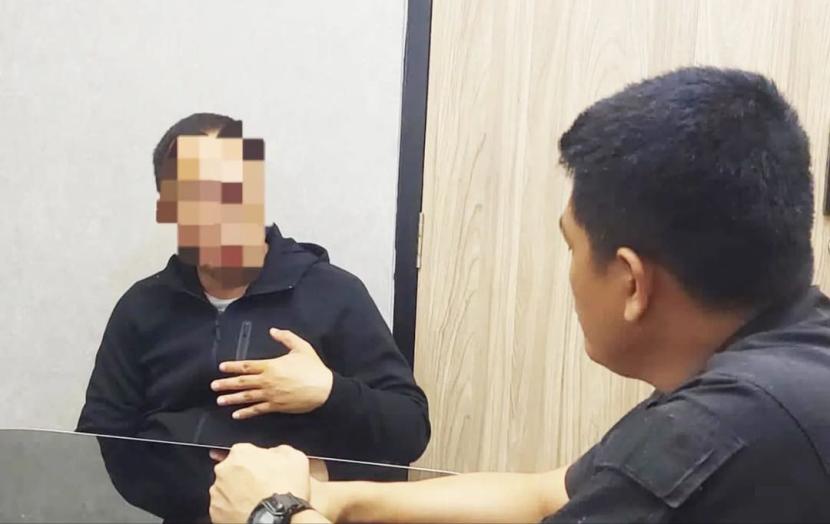 Pengemudi Fortuner arogan sekaligus pemilik pelat mobil dinas palsu TNI, PWGA ditahan di Rutan Polda Metro Jaya, Selasa (16/4/2024).