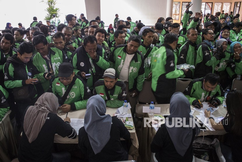 Pengemudi Go-Jek mendaftar keanggotaan BPJS Ketenagakerjaan di gedung Sabuga, Bandung, Jawa Barat, Ahad (13/5).