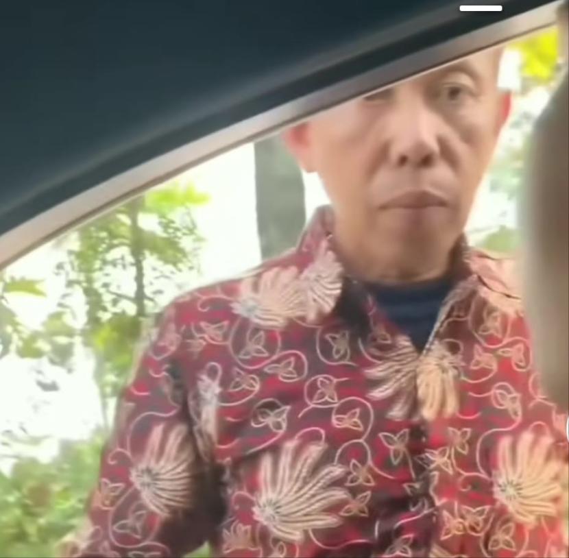 Pengemudi HRV putih arogan yang mengaku sebagai pengacara dan Ketua Pemuda Pancasila Kabupaten Semarang, Wisnu.