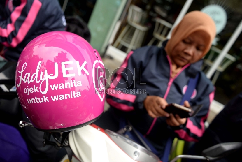 Pengemudi LadyJek berkumpul usai peluncuran di Jakarta, Kamis (8/10).  (Republika/Wihdan)