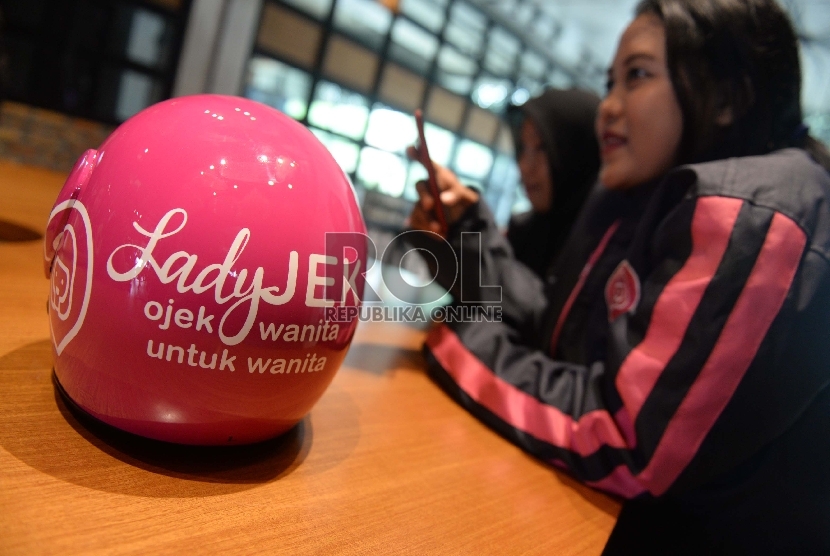 Pengemudi LadyJek berkumpul usai peluncuran di Jakarta, Kamis (8/10).