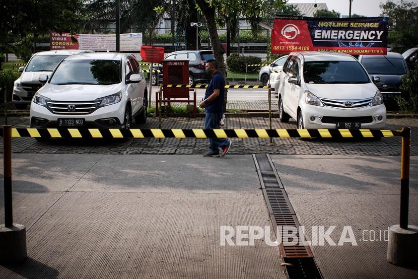 Pengemudi melintas di area parkir yang diberi pembatas jaga jarak di Rest Area Palm Square Km 13,5 Tol Jakarta-Tangerang, Banten. (ilustrasi)